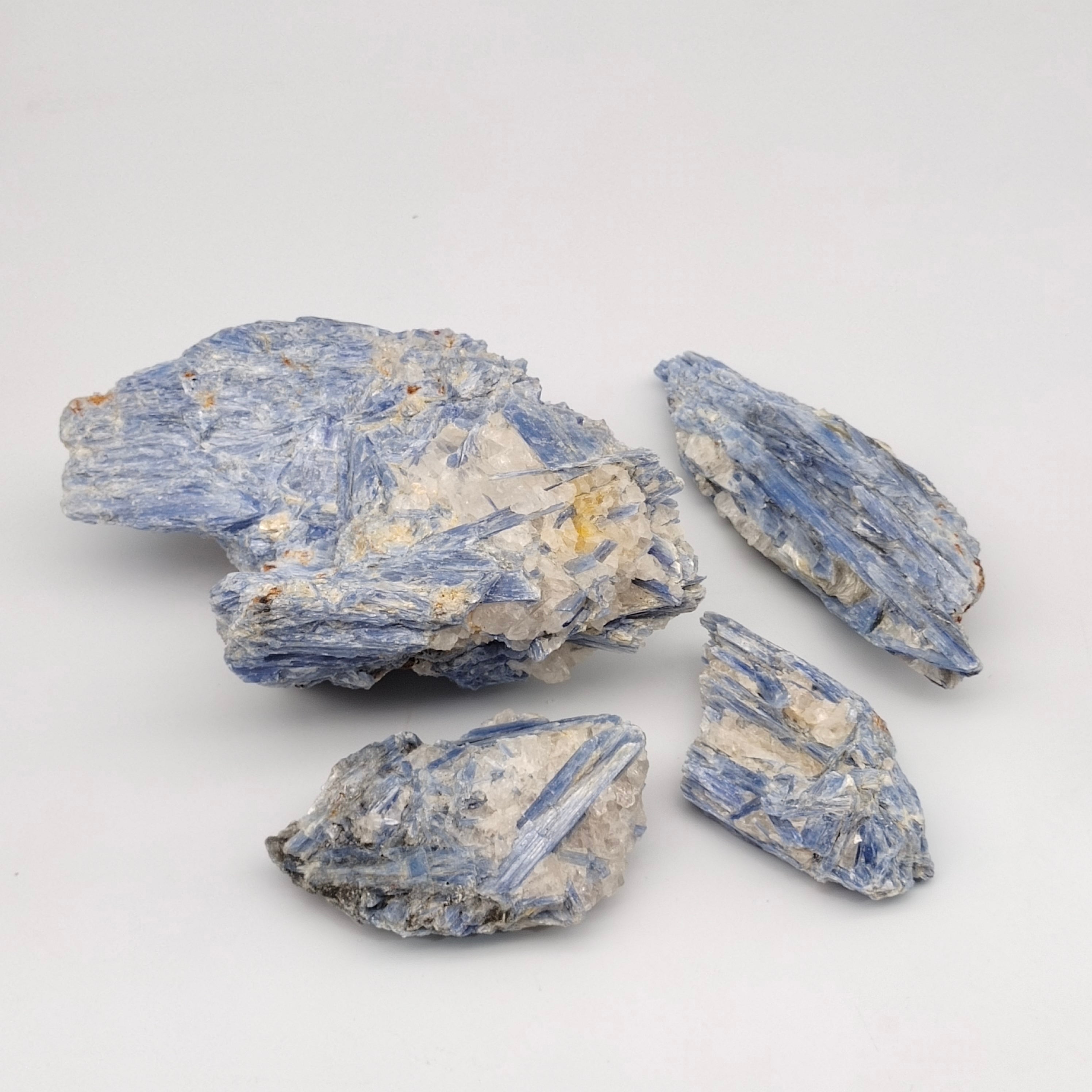 Kyanite specimen