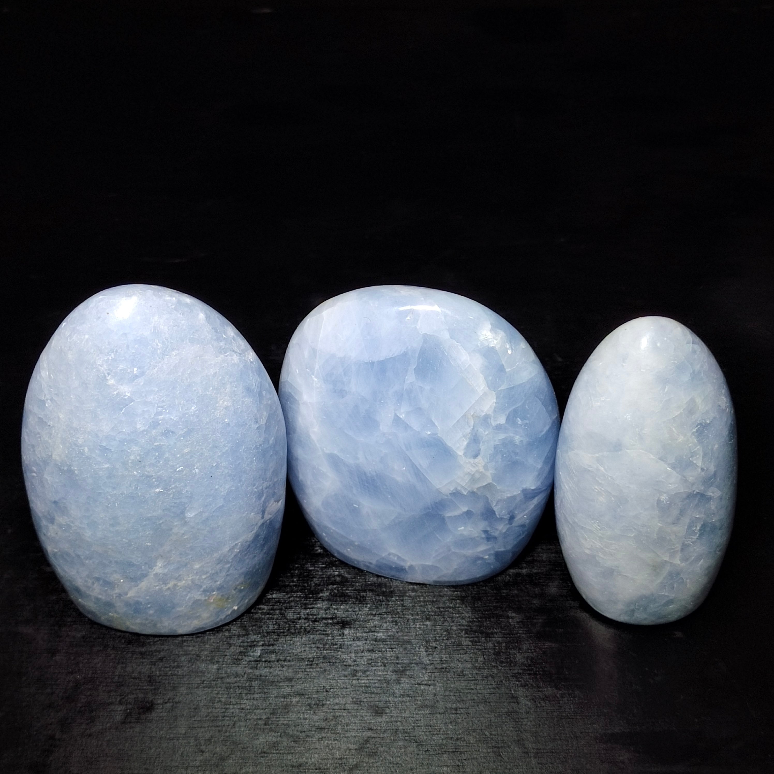 Blue calcite free form