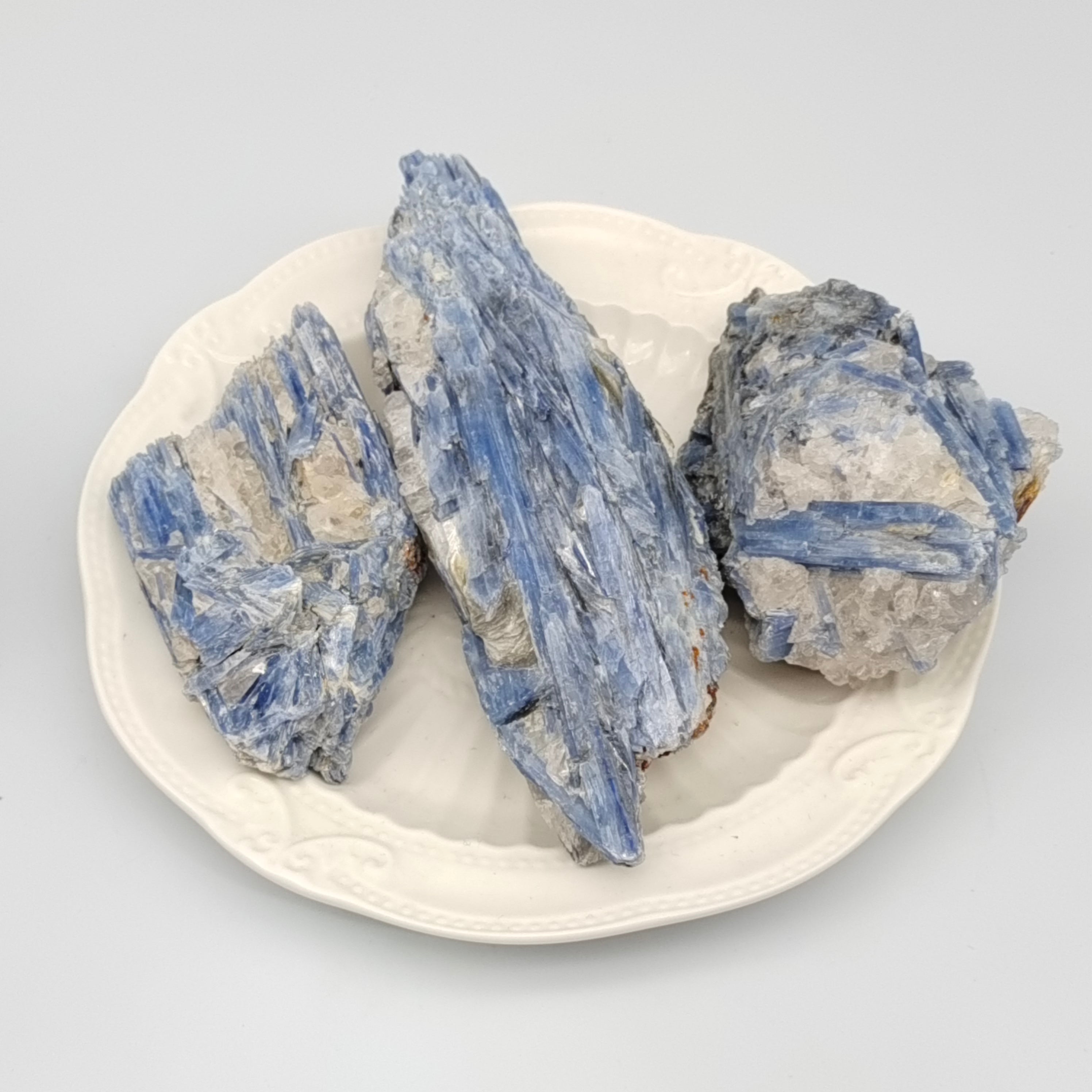 Kyanite specimen